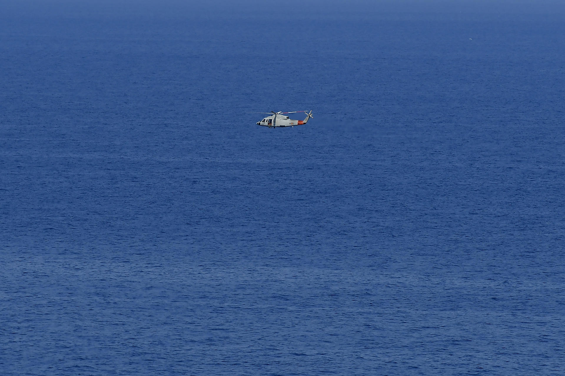 La Guardia Civil ha confirmado este domingo que busca a dos ocupantes de la avioneta acrobática biplaza de la que se encontraron restos a última hora del sábado tras caer al mar sobre las 20:00 frente al faro del Port de Sóller, en Mallorca. EFE/ Miquel A. Borràs
