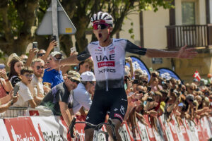 El mexicano Isaac del Toro, de l equipo UAE Emirates, entra vencedor en la meta del 80 Circuito de Getxo-Memorial Hermanos Otxoa, carrera de un día de 172,2 km con perfil quebrado y final en cuesta, este domingo en Getxo (Bizkaia).-EFE/ Javier Zorrilla
