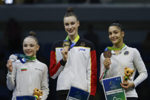 Barbara Domingos, de Brasil, compite en el individual con aro durante el Campeonato Mundial de Gimnasia Rítmica en Río de Janeiro (Brasil). EFE/Antonio Lacerda