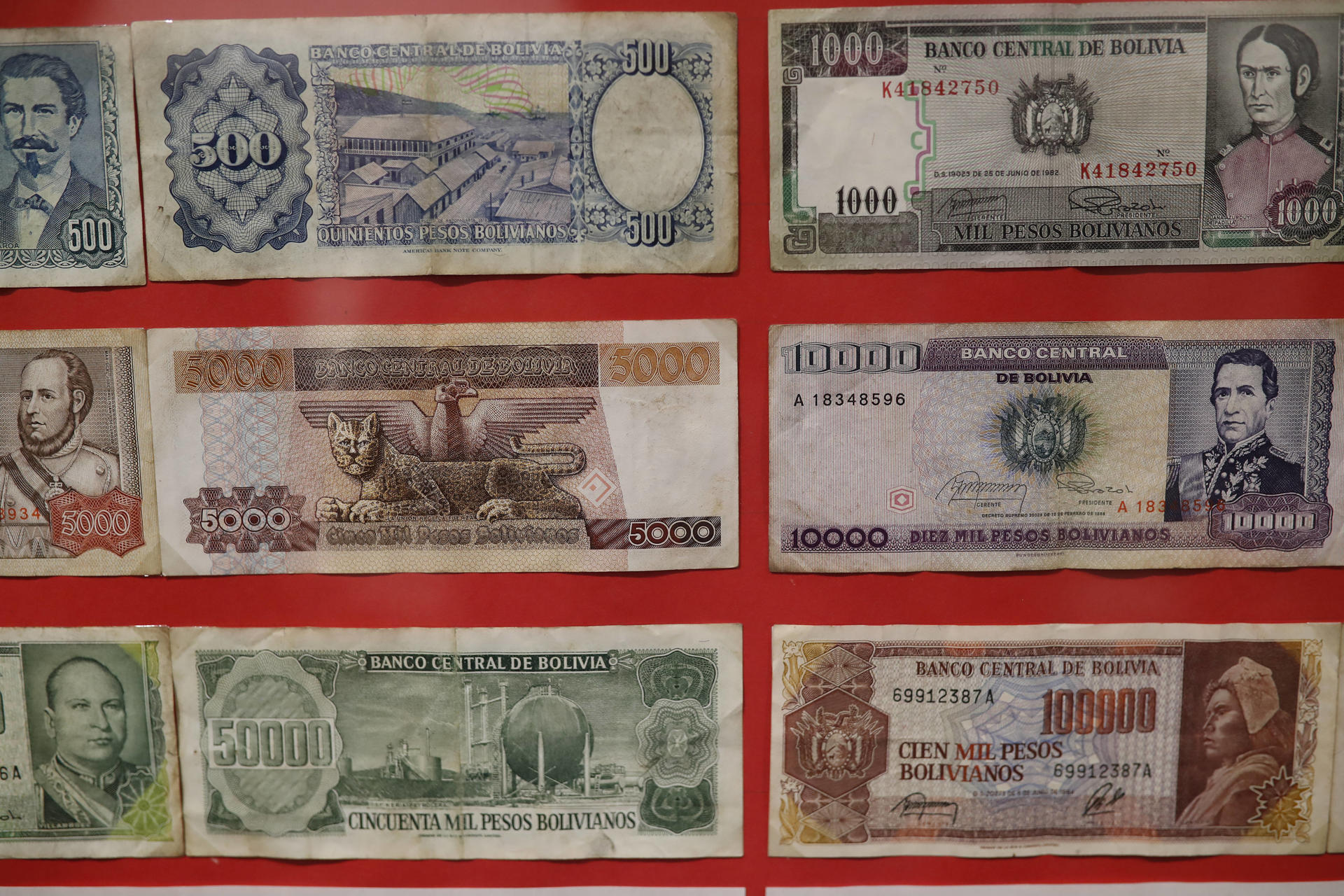 AME3196. COCHABAMBA (BOLIVIA), 24/08/2025.- Fotografía de varios billetes durante una exposición numismática este lunes, en Cochabamba (Bolivia). La historia del dinero, desde las primeras formas de valor hasta los activos virtuales como el bitcoin, además de la evolución de la moneda boliviana, forma parte de la colección de la familia Borda-Luna que estuvo expuesta en la ciudad de Cochabamba con motivo del bicentenario del país. EFE/ Rodrigo Sura