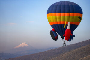 Fotografía que muestra como sobrevuela un globo aerostático en el cuarto Festival Internacional del Globo este viernes, en Quito (Ecuador). EFE/ José Jácome