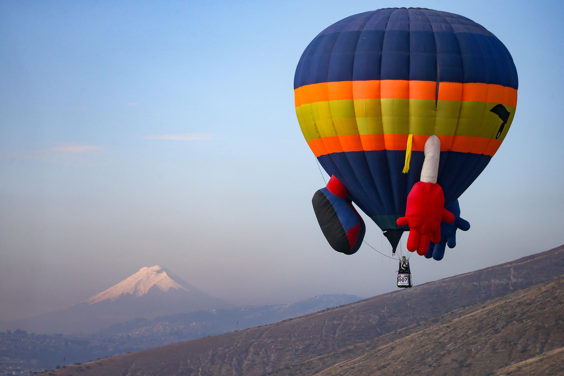 Fotografía que muestra como sobrevuela un globo aerostático en el cuarto Festival Internacional del Globo este viernes, en Quito (Ecuador). EFE/ José Jácome