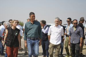 Imagen del ministro del Interior, Fernando Grande-Marlaska (2d), junto al presidente del Gobierno, Pedro Sánchez (3d), durante su visita al Puesto de Mando Avanzado (PMA) del incendio de Jarilla, ubicado en la población cacereña de La Granja, este martes.. EFE/ Eduardo Palomo
