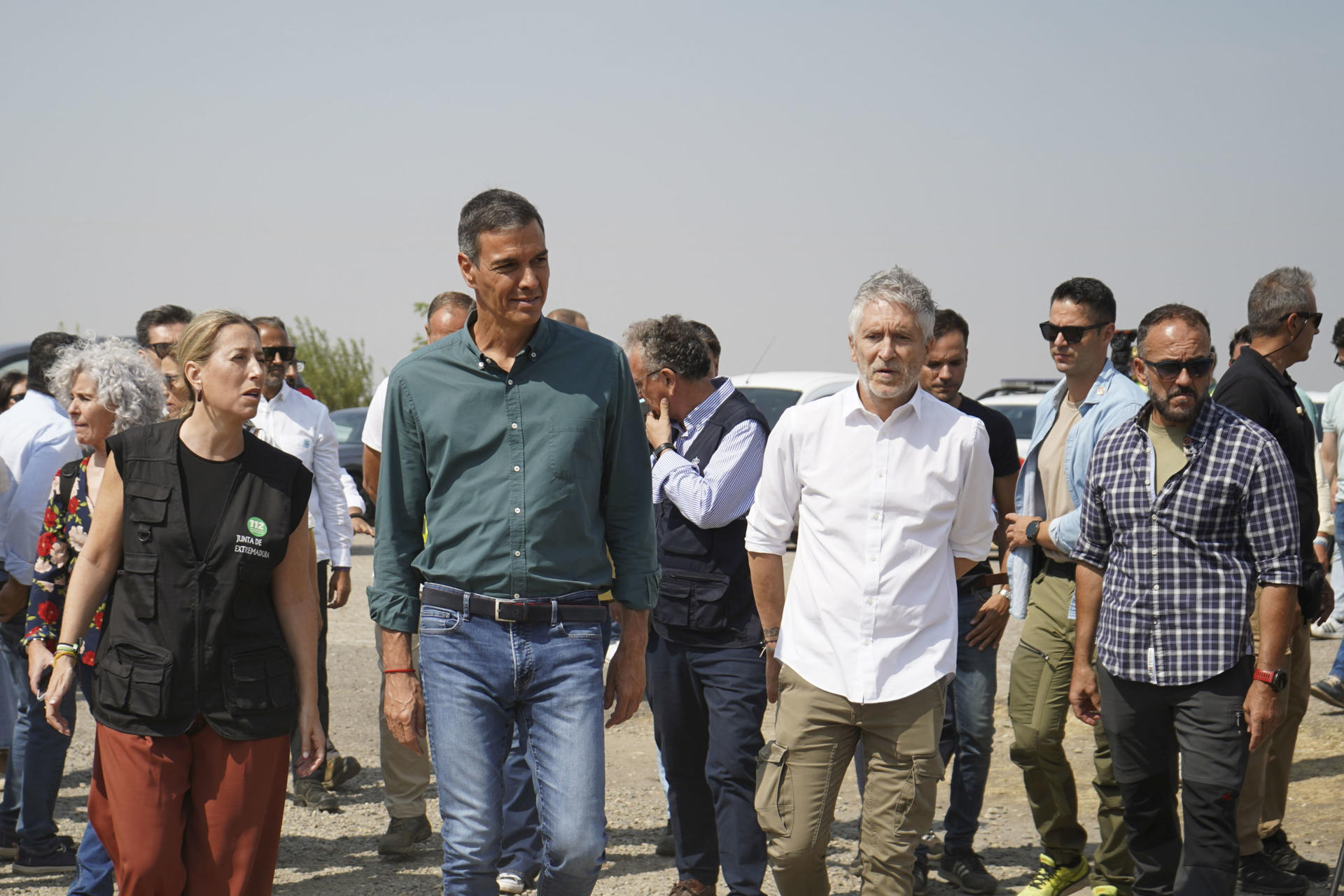 Imagen del ministro del Interior, Fernando Grande-Marlaska (2d), junto al presidente del Gobierno, Pedro Sánchez (3d), durante su visita al Puesto de Mando Avanzado (PMA) del incendio de Jarilla, ubicado en la población cacereña de La Granja, este martes.. EFE/ Eduardo Palomo
