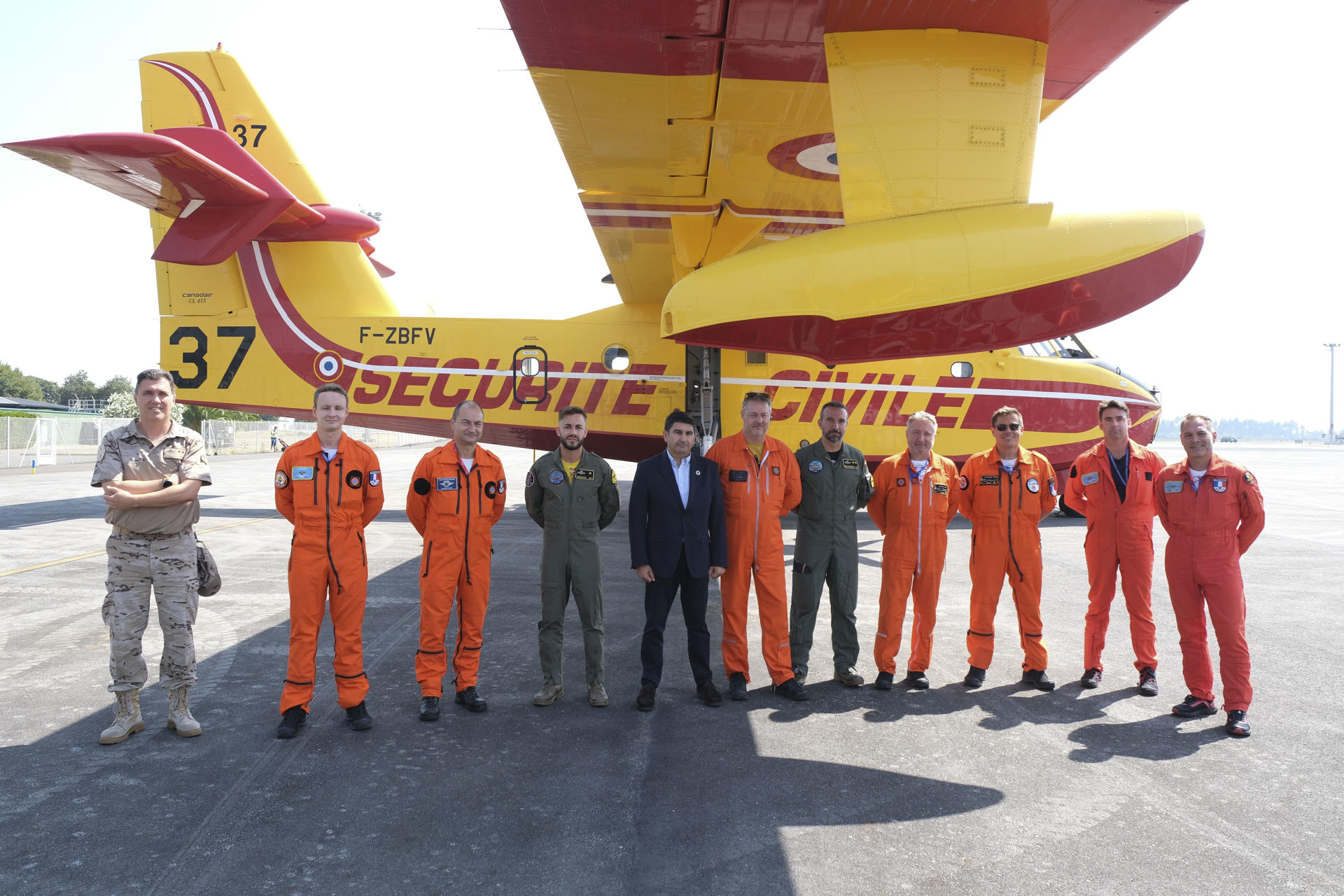 .- El delegado del gobierno en Galicia, Pedro Blanco (c), posa con los pilotos y personal técnico especializado de los dos aviones Canadair que solicitó España a la Unión Europea para la extinción de incendio. EFE/Xurxo Martínez
