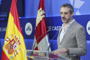 Incendio en las inmediaciones de la localidad de La Magdalena, en León, este lunes. EFE/ J.Casares