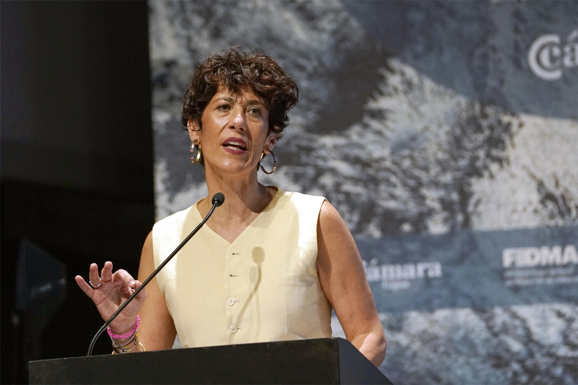 La ministra de Inclusión, Seguridad Social y Migraciones, Elma Saiz, en el acto de inauguración de la celebración del Centenario de la Profesión de Graduado Social, este miércoles en Gijón, donde ha señalado que el sistema de pensiones en España "está garantizado" y es "sostenible", todo ello apoyado con el "rigor de los datos". EFE/Paco Paredes