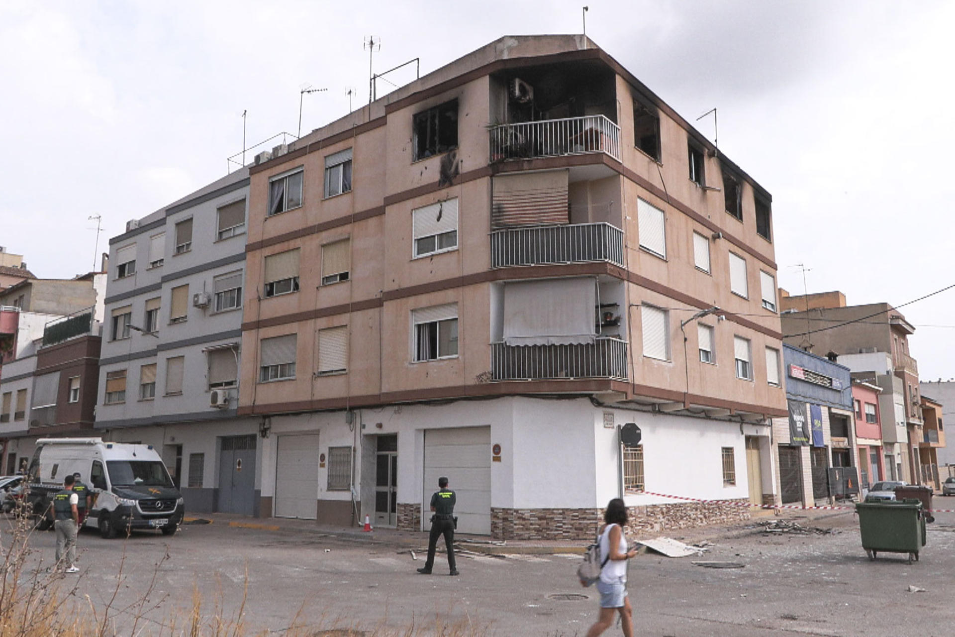La Guardia Civil investiga las causas de la explosión y el incendio que han tenido lugar en una vivienda de la localidad valenciana de Benifaió, en la que una persona ha muerto y otras dos han resultado heridas de distinta gravedad. En la imagen la vivienda afectada. EFE/Eusebio Calatayud
