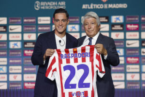 El nuevo jugador del Atlético de Madrid Giacomo Raspadori (i) junto al presidente del club, Enrique Cerezo (d), durante el acto de su presentación celebrado este miércoles en el Estadio Metropolitano. EFE/Chema Moya