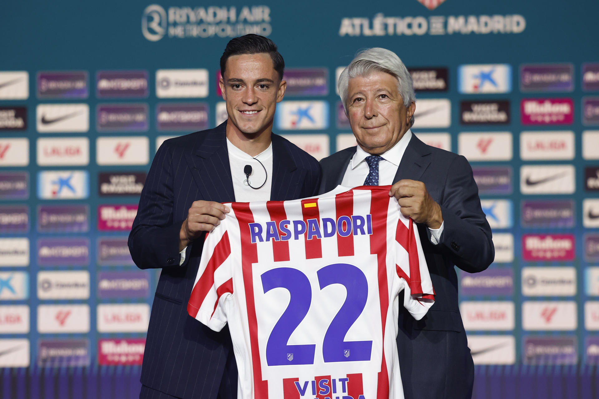 El nuevo jugador del Atlético de Madrid Giacomo Raspadori (i) junto al presidente del club, Enrique Cerezo (d), durante el acto de su presentación celebrado este miércoles en el Estadio Metropolitano. EFE/Chema Moya