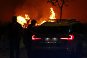El incendio que se ha declarado en la tarde de este lunes en la localidad madrileña de Tres Cantos ha obligado a desalojar dos urbanizaciones próximas al fuego, las de Soto de Viñuelas y Fuente El Fresno, y la UME se ha incorporado a su extinción, en la que trabajan 23 dotaciones de bomberos de la Comunidad de Madrid y 11 del Ayuntamiento de la capital. El fuerte viento en la zona está complicando su extinción al empujarlo con fuerza. EFE/Mariscal