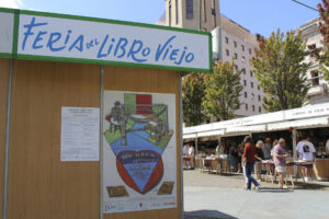 Vista de la Feria del Libro Viejo de Santander 2025, que ha sido inaugurada este sábado y estará en la Plaza Alfonso XIII hasta el 17 de agosto.. EFE/Eva García