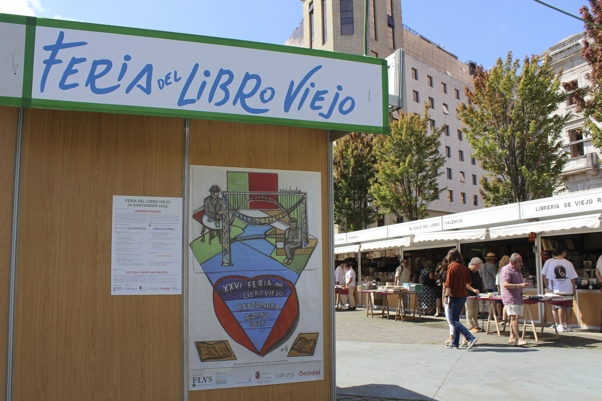 Vista de la Feria del Libro Viejo de Santander 2025, que ha sido inaugurada este sábado y estará en la Plaza Alfonso XIII hasta el 17 de agosto.. EFE/Eva García
