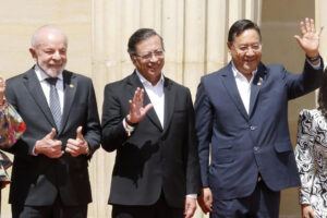 El presidente de Colombia, Gustavo Petro (c), el presidente de Brasil, Luiz Inácio Lula da Silva (i) y el presidente de Bolivia, Luis Arce, saludan durante la V Cumbre de Países Amazónicos este viernes, en Bogotá (Colombia). EFE/ Mauricio Dueñas Castañeda