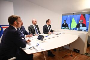 (L-R) El presidente francés Emmanuel Macron, Antonio Costa, presidente del Consejo Europeo, el ministro francés de Europa y Asuntos Exteriores Jean-Noel Barrot, y el ministro de Defensa de Francia Sebastien Lecornu asisten a una videoconferencia con el presidente de Ucrania Volodymyr Zelensky y el canciller alemán Friedrich Merz para discutir la guerra en curso en Ucrania, en el Fort de Bregancon en Bormes-les-Mimosas, Francia, 13 de agosto de 2025. (Francia, Ucrania) EFE/EPA/PHILIPPE MAGONI / POOL