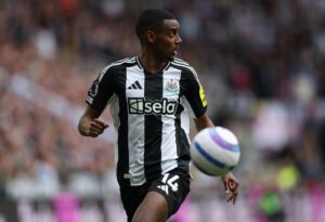 Alexander Isak, del Newcastle United, en acción durante el partido de fútbol de la Premier League inglesa entre el Newcastle United y el Manchester United, en Newcastle, Gran Bretaña, el 13 de abril de 2025. ADAM VAUGHAN/EFE/EPA
