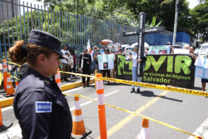 Un personal de seguridad custodia durante una manifestación este viernes, en San Salvador (El Salvador). EFE/ Javier Aparicio