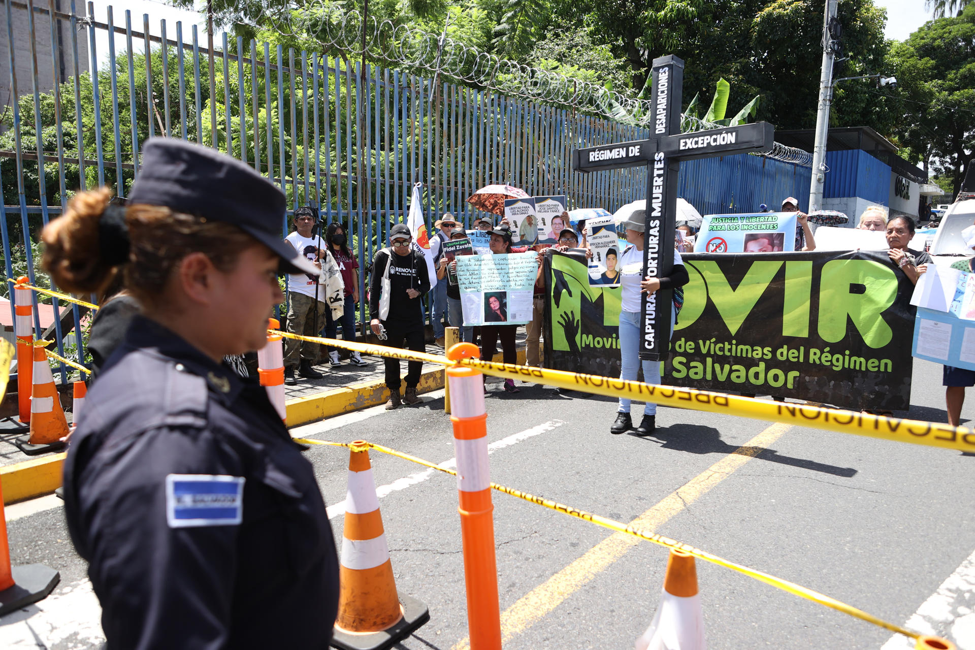 Un personal de seguridad custodia durante una manifestación este viernes, en San Salvador (El Salvador). EFE/ Javier Aparicio