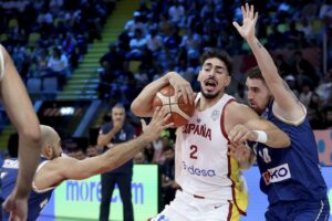 El español Josep Puerto (d) en acción ante el chipriota Ioannis Giannaras durante el tercer partido del FIBA EuroBasket 2025, dentro del grupo C, que han juugado España y Chipre en el Spyros Kyprianou Arena de Limasol, Chipre. EFE/EPA/GEORGI LICOVSKI
