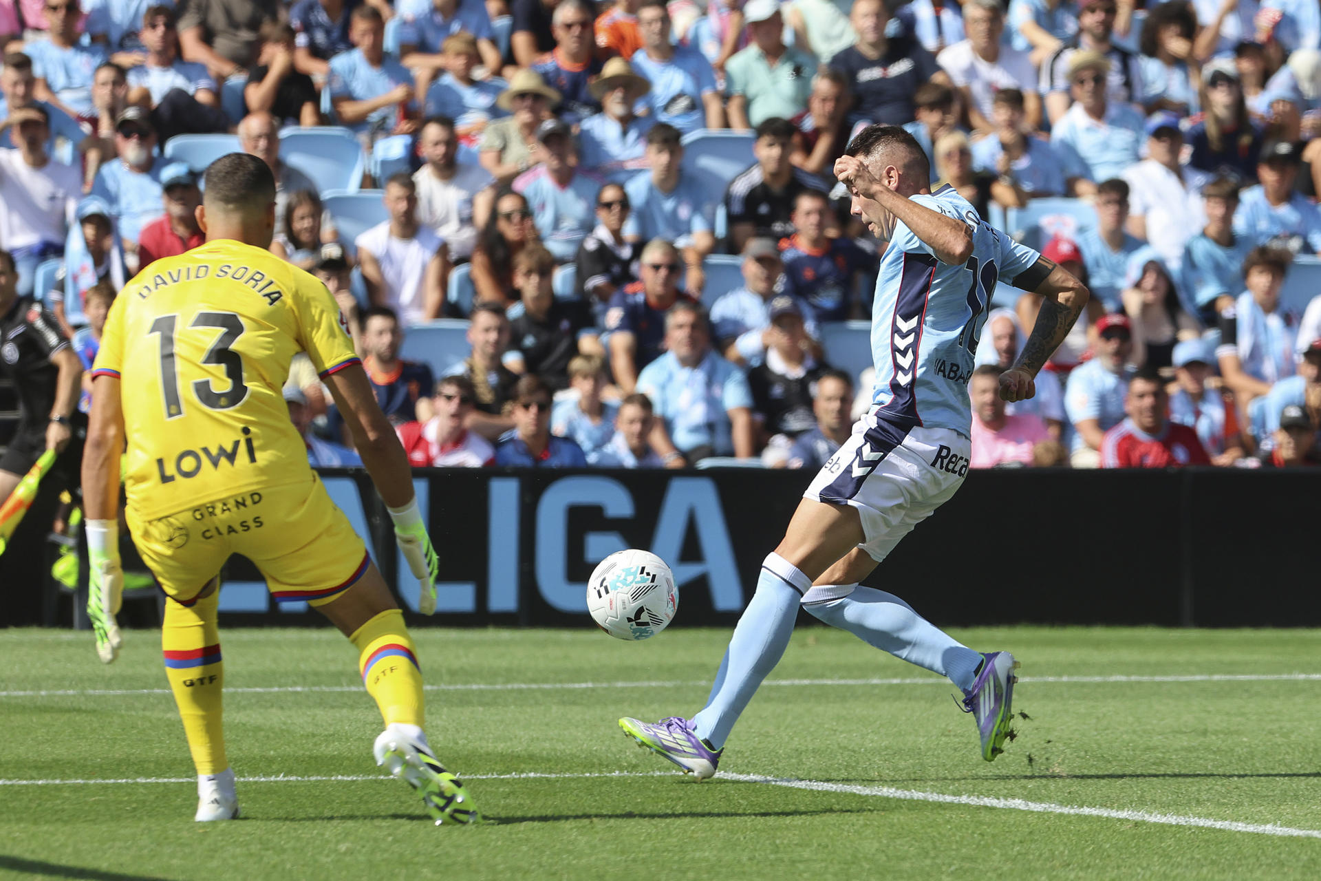 El delantero del Celta de Vigo Iago Aspas (d), en acción ante el portero del Getafe, David Soria (i), durante el partido de LaLiga disputado en el estadio de Balaídos en Vigo. EFE/ Salvador Sas