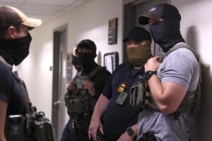 Fotografía de archivo de agentes federales mientras supervisan audiencias en la Corte de Inmigración en Nueva York (EE.UU.). EFE/EPA/SARAH YENESEL