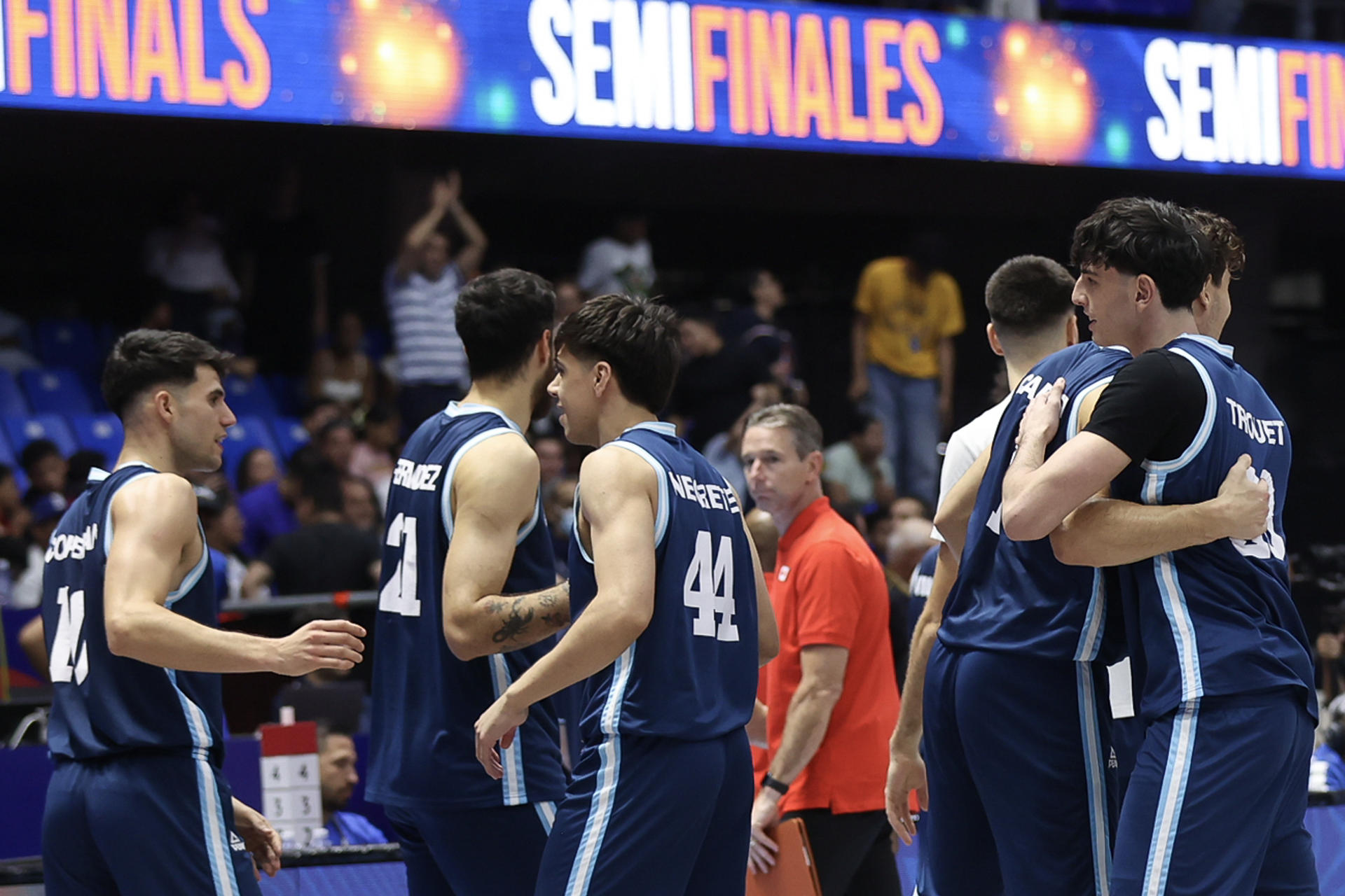 Jugadores de Argentina celebran este sábado al finalizar el partido de semifinales de la FIBA AmeriCup 2025 ante Canadá, en Managua (Nicaragua). EFE/ STR
