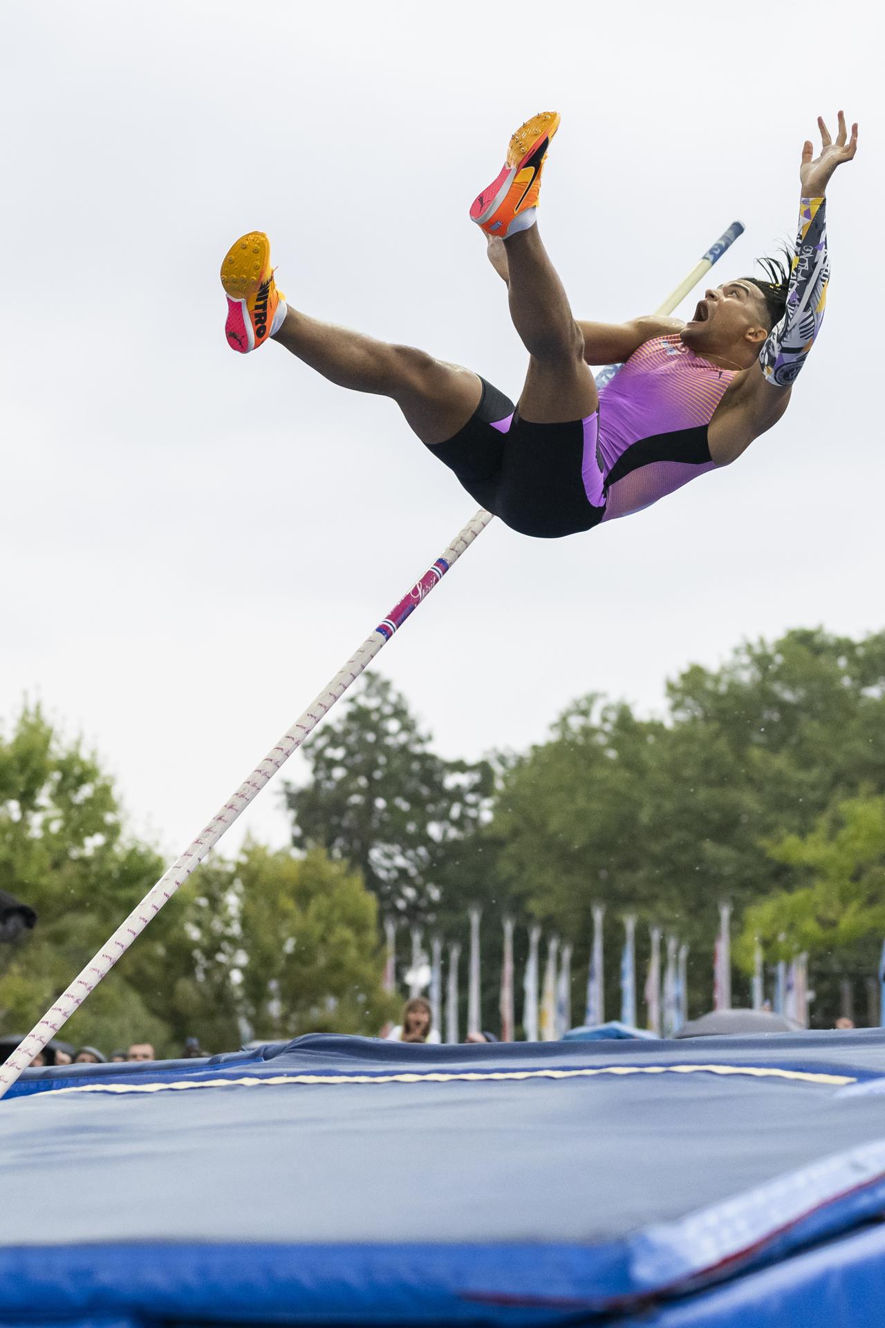 El atleta giego Emmanouil Karalis durante el concurso de la 50 edición de la Athletissima de Lausana (Suiza), penúltima prueba de la Liga Diamante 2025. EFE/EPA/JEAN-CHRISTOPHE BOTT
