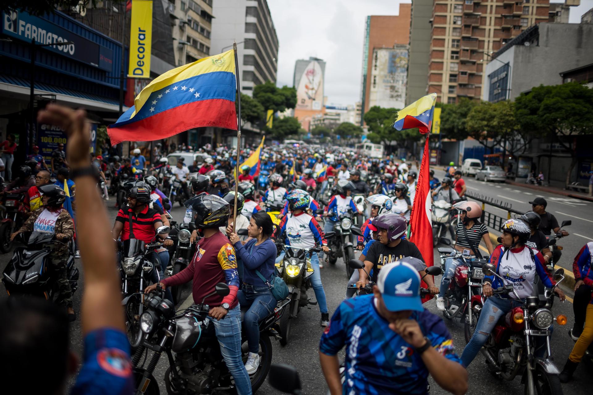 Personas participan en una manifestación este sábado, en Caracas (Venezuela). EFE/ Miguel Gutiérrez