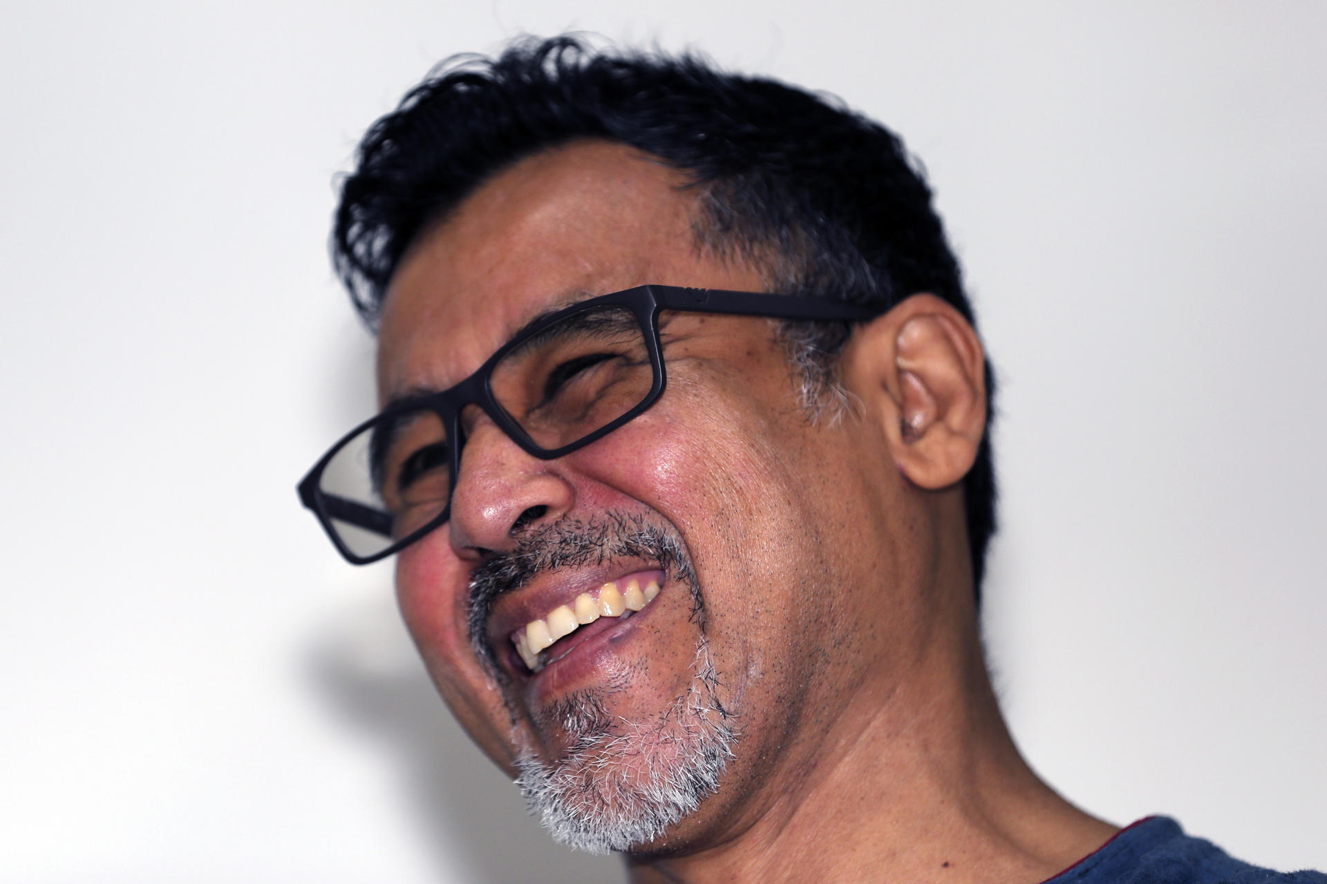 El analista y defensor de derechos humanos Joaquín Mejía, habla durante una entrevista con EFE el 25 de agosto de 2025, en Tegucigalpa (Honduras). EFE/Gustavo Amador