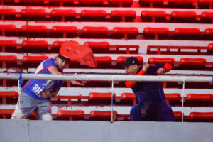 Hinchas se enfrentan en una tribuna este miércoles, en el partido de octavos de final de la Copa Sudamericana entre Independiente y Universidad de Chile en el estadio Libertadores de América en Avellaneda (Argentina). EFE/Juan Ignacio Roncoroni