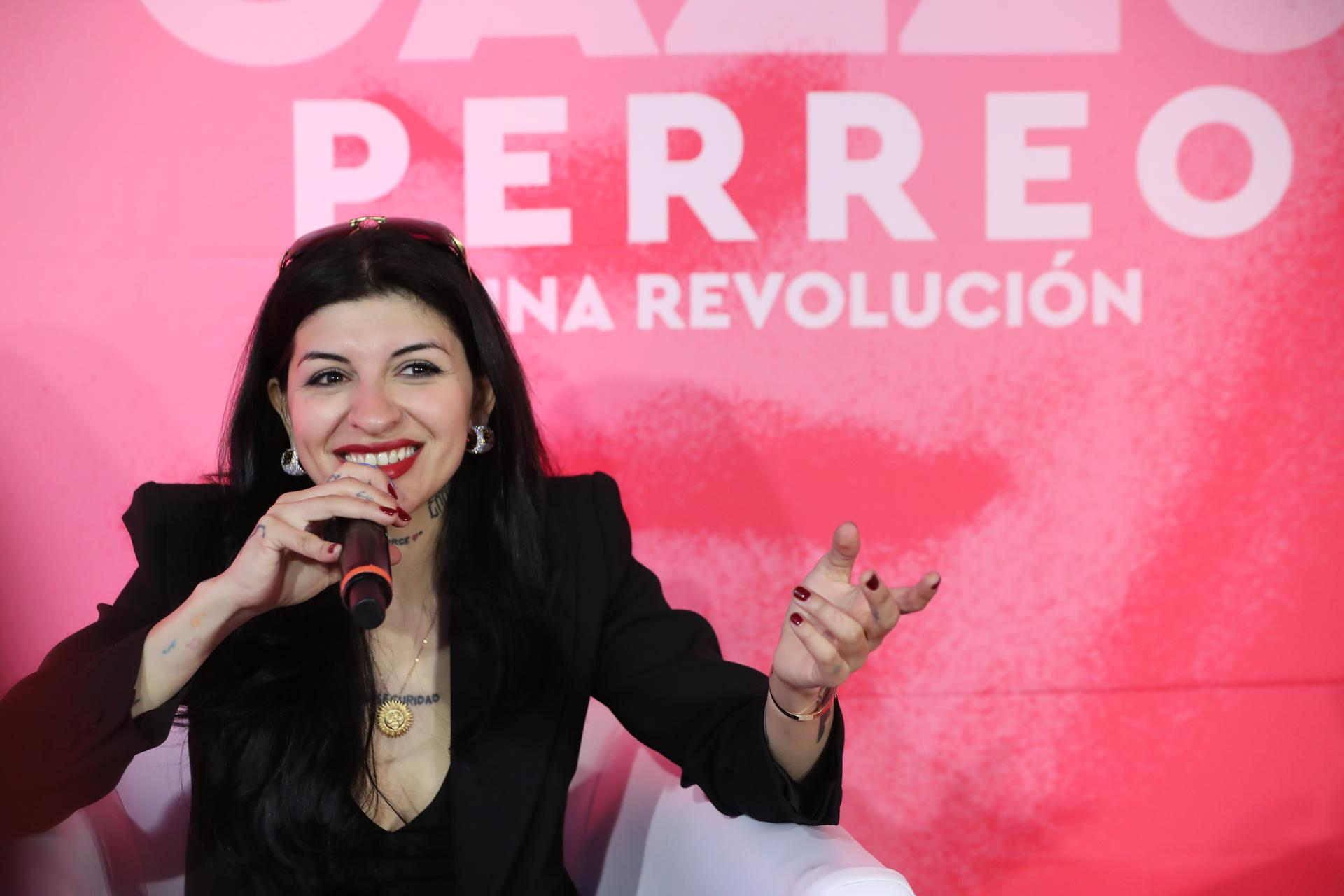 La cantante argentina Cazzu habla durante una rueda de prensa este martes, en Ciudad de México (México). EFE/ Mario Guzmán