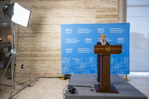 La directora ejecutiva del Programa de las Naciones Unidas para el Medio Ambiente (PNUMA) Inger Andersen informa a los medios de comunicación durante una conferencia de prensa, tras la conclusión de la Segunda Parte de la Quinta Sesión del Comité Intergubernamental de Negociación sobre la Contaminación por Plásticos (INC-5.2), en la sede europea de las Naciones Unidas en Ginebra, Suiza, 15 de agosto de 2025. 
EFE/EPA/MARTIAL TREZZINI