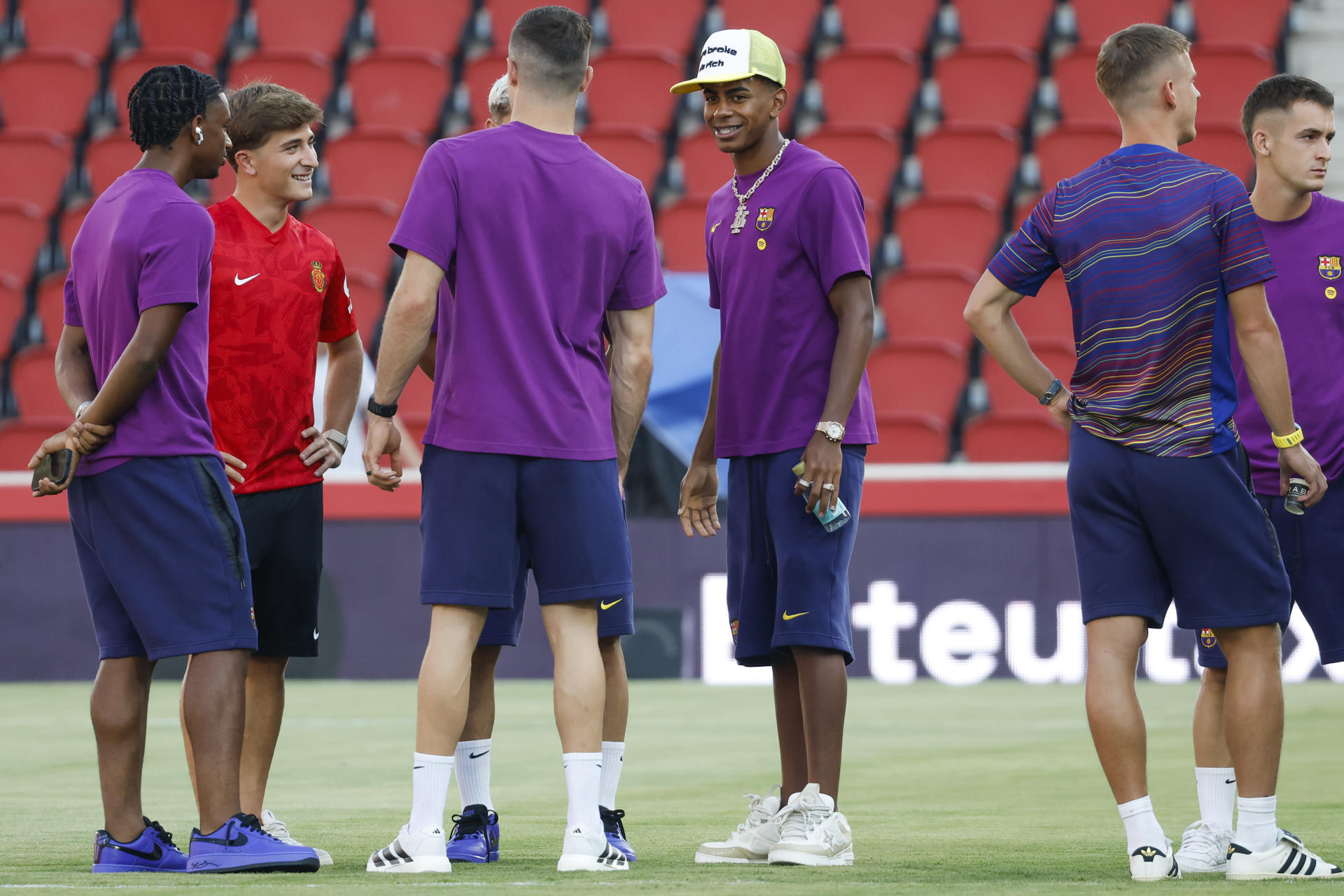 Los jugadores del FC Barcelona Gavi (2i) y Lamine Yamal (c, dcha) antes del partido de LaLiga que disputan contra el Mallorca este sábado en el estadio de Son Moix en Palma de Mallorca (Baleares). EFE/ Cati Cladera
