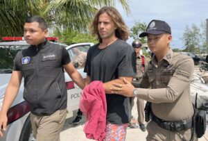 Fotografía de archivo de Daniel Sancho (c) durante su detención en Tailandia. 
EFE/EPA/SOMKEAT RUKSAMAN
