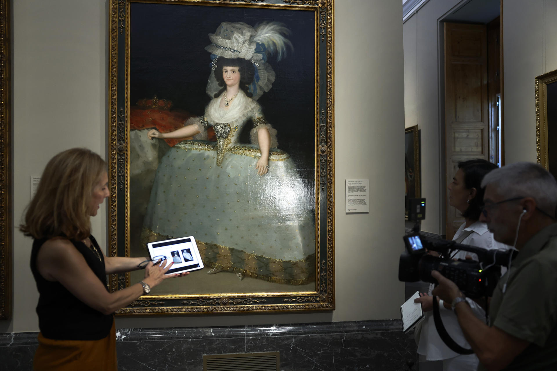 Helena Bernardo, técnica del Área de Exposiciones Temporales del Museo del Prado y apasionada de la moda, muestra, en un recorrido con EFE, cómo la moda femenina cambió a lo largo de los siglos y ha liberado poco a poco a las mujeres de rígidas prendas interiores que creaban formas casi arquitectónicas y ocultaban los cuerpos femeninos. En la imagen, la reina María Luisa pintada por Francisco de Goya. El guardainfantes evolucionó hasta convertirse en un tontillo, un armatoste similar cuya función era también ahuecar exageradamente las faldas de las mujeres, solo que en vez de ser redondo, como su antecesor, era más estrecho y alargado. EFE/Chema Moya