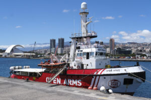 El barco de rescate de la ONG Open Arms, en el puerto de Santa Cruz de Tenerife, EFE/Alberto Valdés