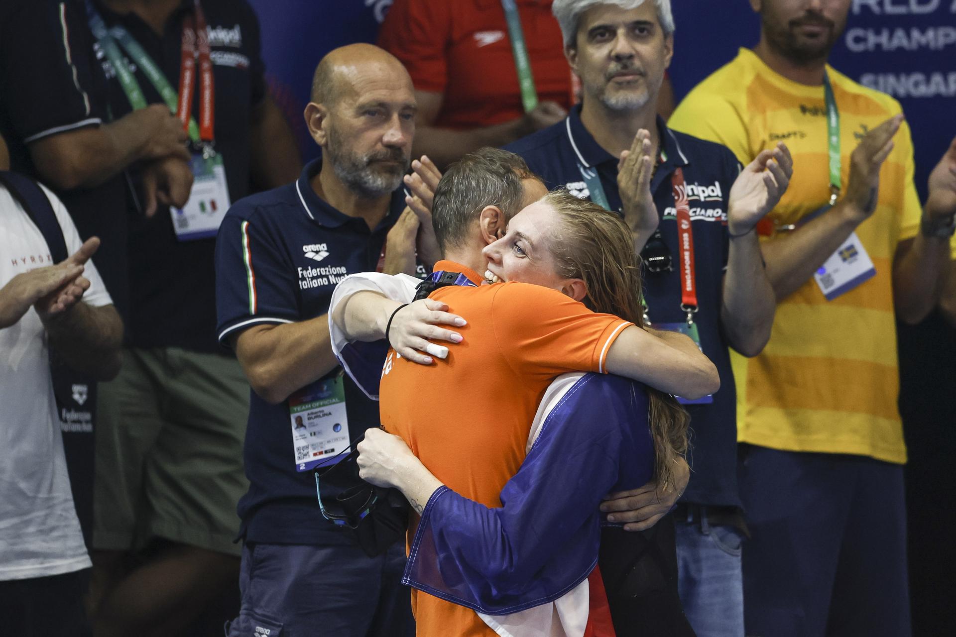 La neerlandesa Marrit Steenbergen (d) tras ganar este viernes la medalla de oro en la final de 100 metros libre en los Mundiales de Natación de Singapur. EFE/RUNGROJ YONGRIT