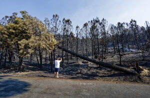 Vista de los efectos del incendio en las localidades abulenses de Mombeltrán, Cuevas del Valle y El Arenal. EFE/ Raúl Sanchidrián