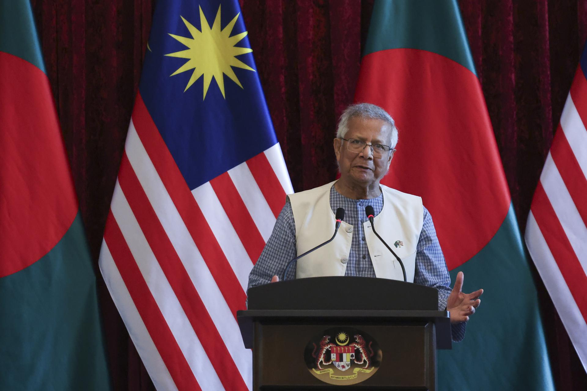 Putrajaya (Malaysia), 12/08/2025.- Chief Adviser of Bangladesh Interim Government Muhammad Yunus speaks during a press conference in Putrajaya, Malaysia, 12 August 2025. (Malasia) EFE/EPA/Hasnoor Hussain / POOL