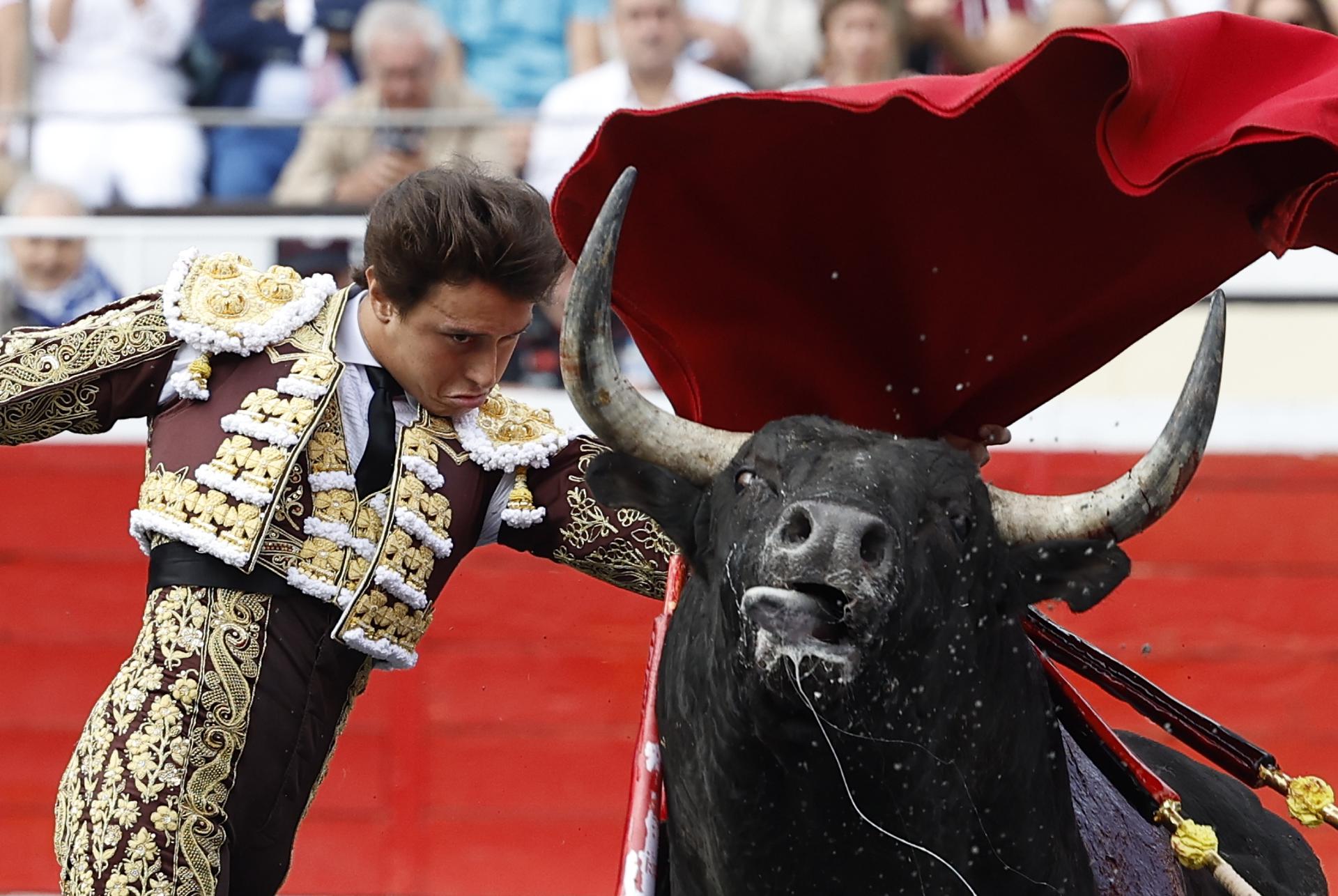 El torero Roca Rey durante la lidia a su primer toro de la tarde en la cuarta de abono de las Corridas Generales de la Aste Nagusia 2025 de Bilbao, en la que comparte cartel con los diestros Juan Ortega y Pablo Aguado. EFE/ Miguel Toña
