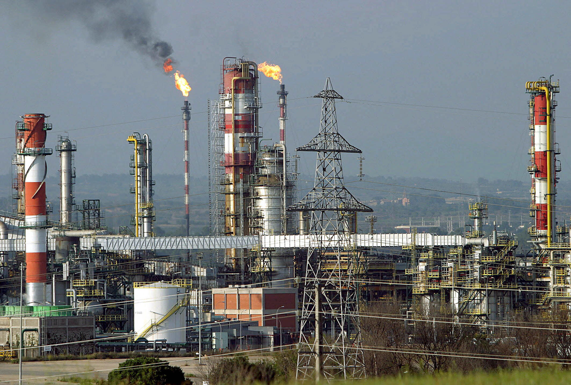 Imagen de archivo de una planta petrolífera. EFE/ Jaume Sellart