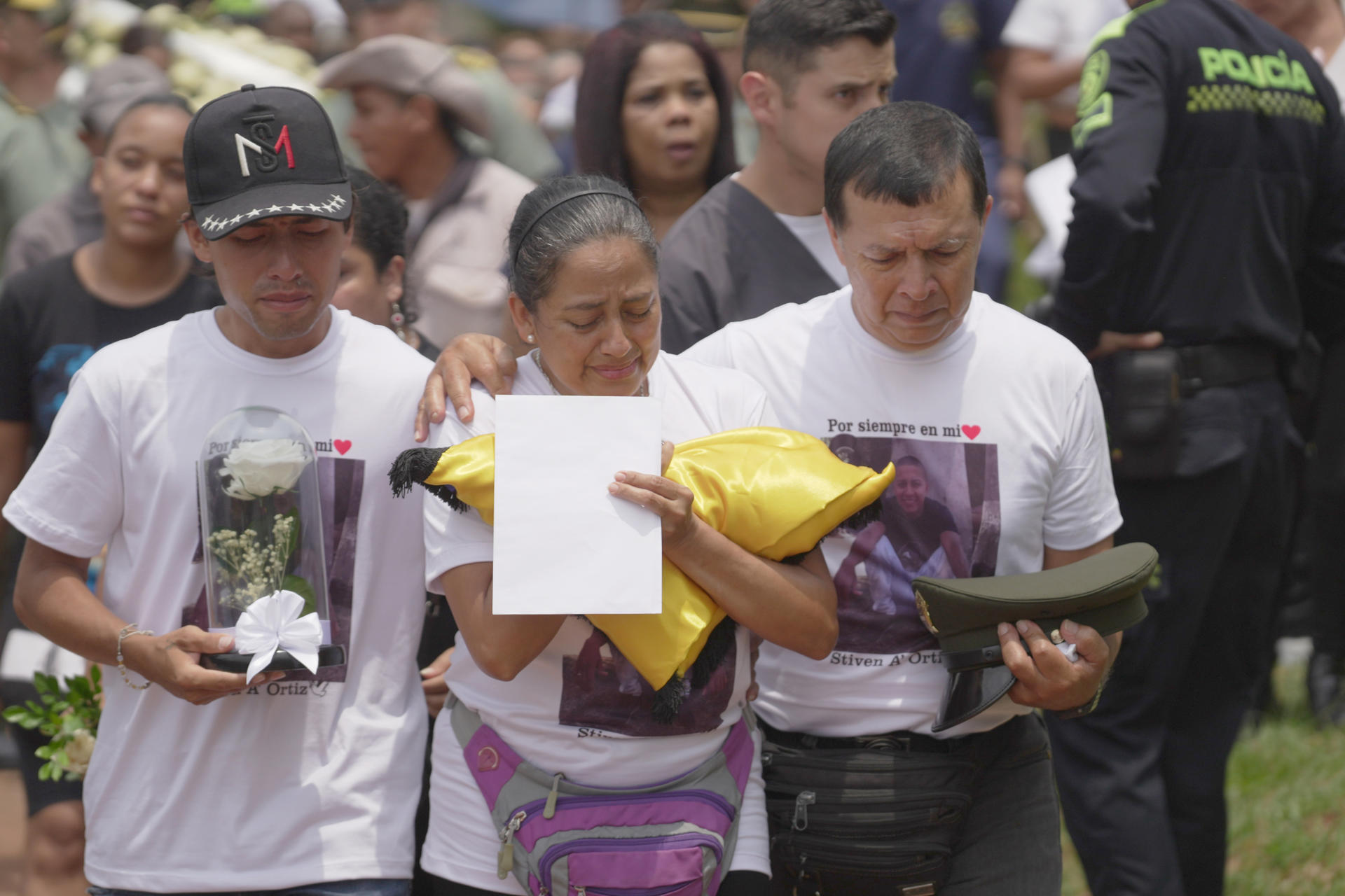 Familiares del patrullero de la Policía de Colombia Michael Stiven Astaiza Ortiz caminan durante sus honras fúnebres este lunes, en Cali (Colombia). EFE/ Ernesto Guzmán