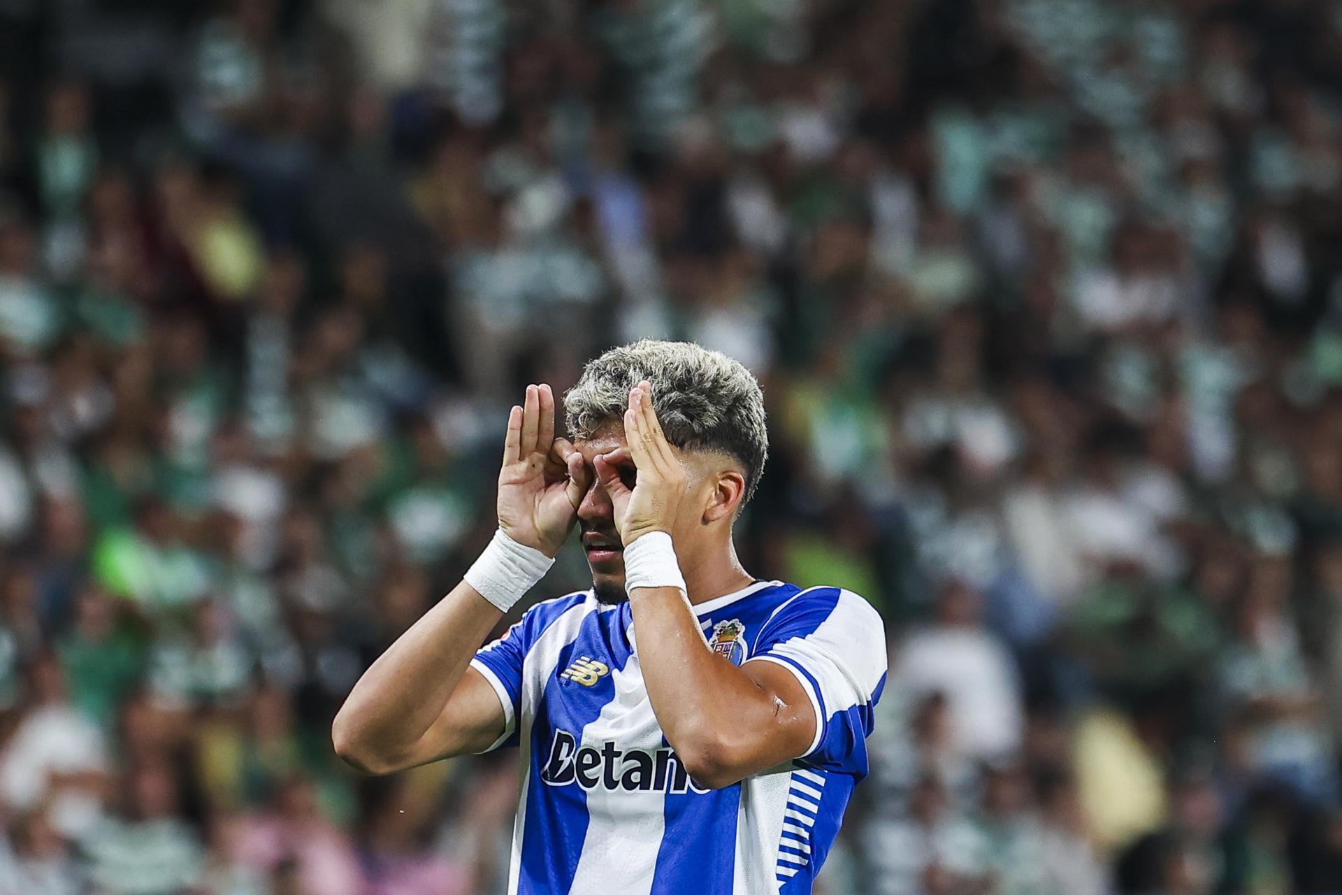 El jugador del FC Oporto William Gomes (C) celebra con sus compañeros el 0-2 durante el partido de la Liga Portuguesa que han jugado Sporting CP y FC Porto, en Lisboa, Portugal. EFE/EPA/JOSE SENA GOULAO