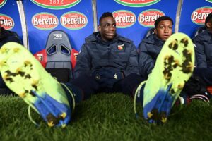 Mario Balotelli, la pasada temporada, en el banquillo durante un partido del Génova. EFE/EPA/LUCA ZENNARO