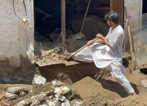 Una tienda de Swabi destruida por las lluvias que ya han causado en Pakistan 759 muertos. EFE/EPA/BASIT GILANI