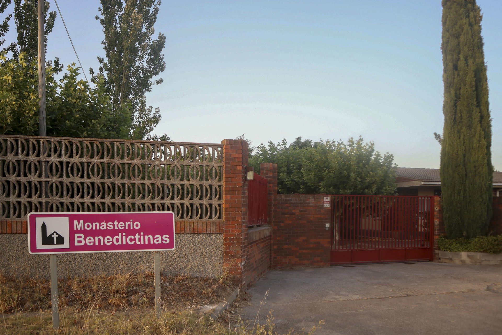 Vista de una entrada al monasterio de las monjas benedictinas este domingo, en Zamora (Castilla y León). Las monjas benedictinas de Zamora, que el pasado mes de junio anunciaron su marcha de la ciudad en la que llevaban desde 1961 para irse a un monasterio de Oviedo, han retrasado esa partida hasta el verano de 2026, según han informado las religiosas a EFE. EFE/ Mariam A. Montesinos
