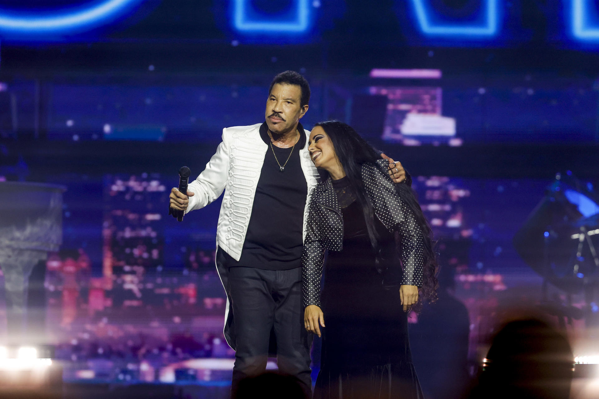 El cantante y compositor estadounidense Lionel Richie durante el concierto que ha ofrecido este sábado en el Movistar Arena de Madrid, el último de su gira española. EFE/ Zipi/SOLO USO EDITORIAL