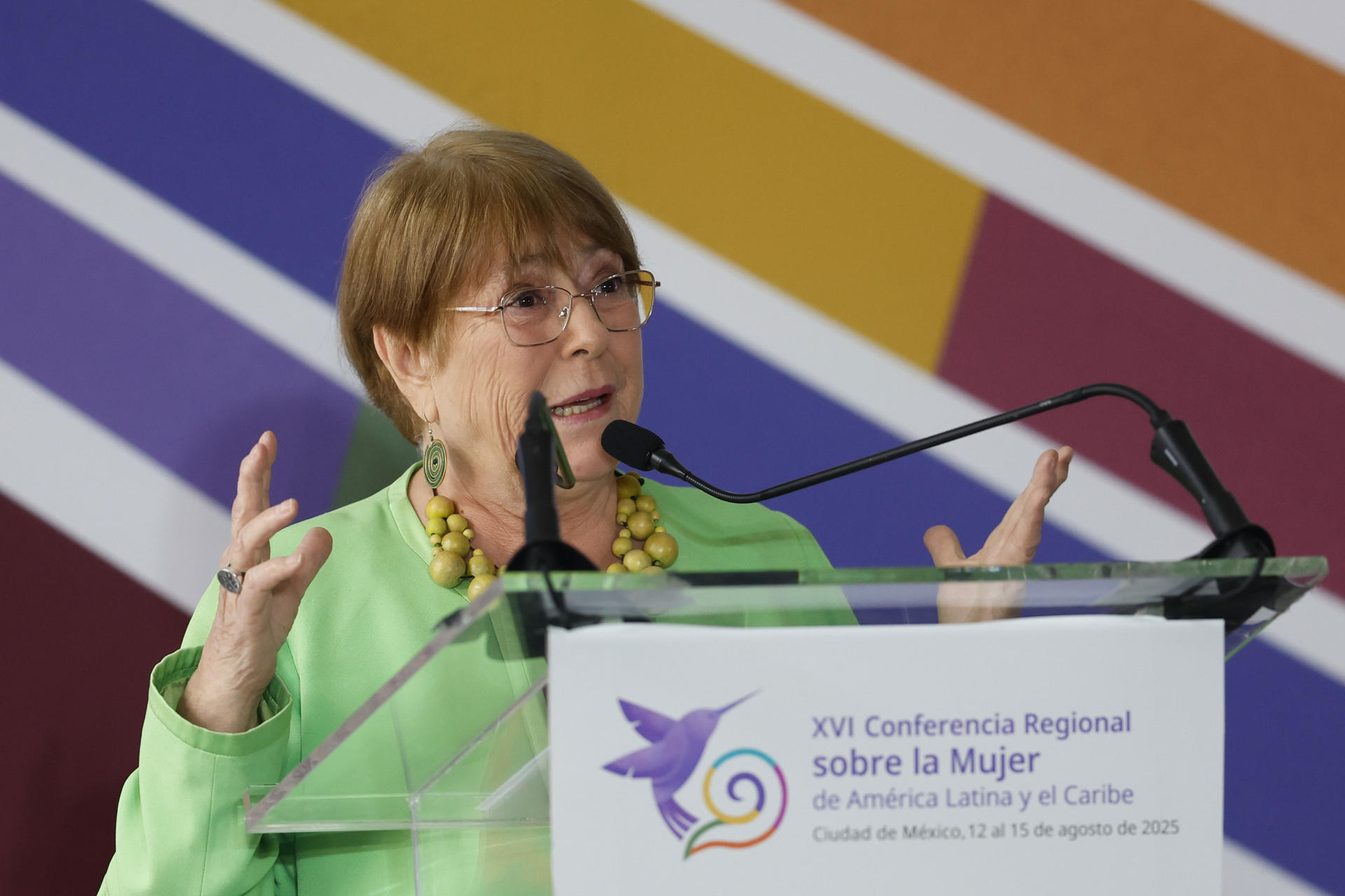La expresidenta de Chile Michelle Bachelet habla en la decimosexta Conferencia Regional sobre la Mujer de América Latina y el Caribe este viernes, en Ciudad de México (México). EFE/ Sáshenka Gutiérrez

