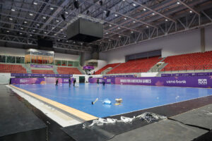 Fotografía que muestra Integrantes de la Secretaría Nacional de Deportes de Paraguay preparando uno de los recintos para la celebración de los II Juegos Panamericanos Junior, en Asunción. EFE/ Juan Pablo Pino
