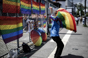 Foto de archivo de una persona participando en una marcha por el Día Internacional del Orgullo LGTBI en San José (Costa Rica). EFE/Jeffrey Arguedas